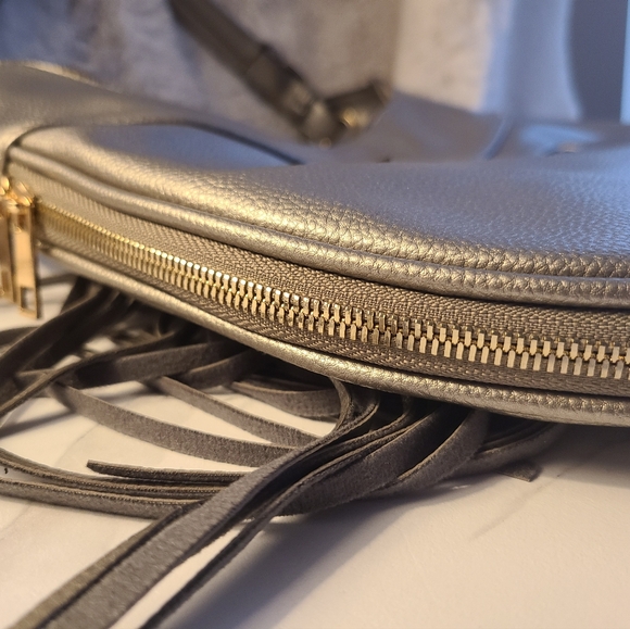 NWOT - SILVER, EXPANDABLE HANDBAG WITH FRINGE - Picture 5 of 15